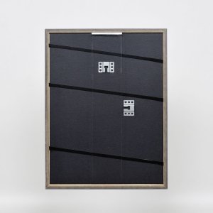 Efekt rama z litego drewna profil 25 orzech brąz 14,8x21 cm szkło muzealne