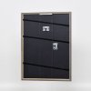 Efekt rama z litego drewna profil 25 orzech brąz 14,8x21 cm szkło muzealne