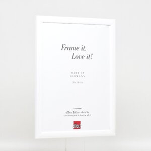 Rama na zdjęcia z drewna „Profil 43” – biała, lakier wysokopowłokowy, szkło muzealne 10,5x14,8 cm