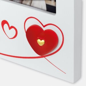 Ramka na zdjęcia Roberta 10×15 cm – biała drewniana z sercami i podstawką